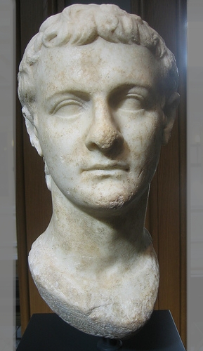 Калигула фото
