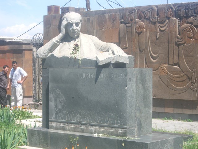Аветик Саакович Исаакян фото